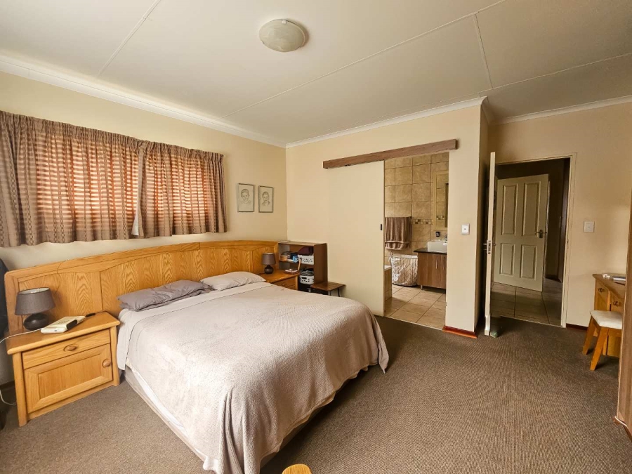 2 Bedroom Property for Sale in Langenhovenpark Free State